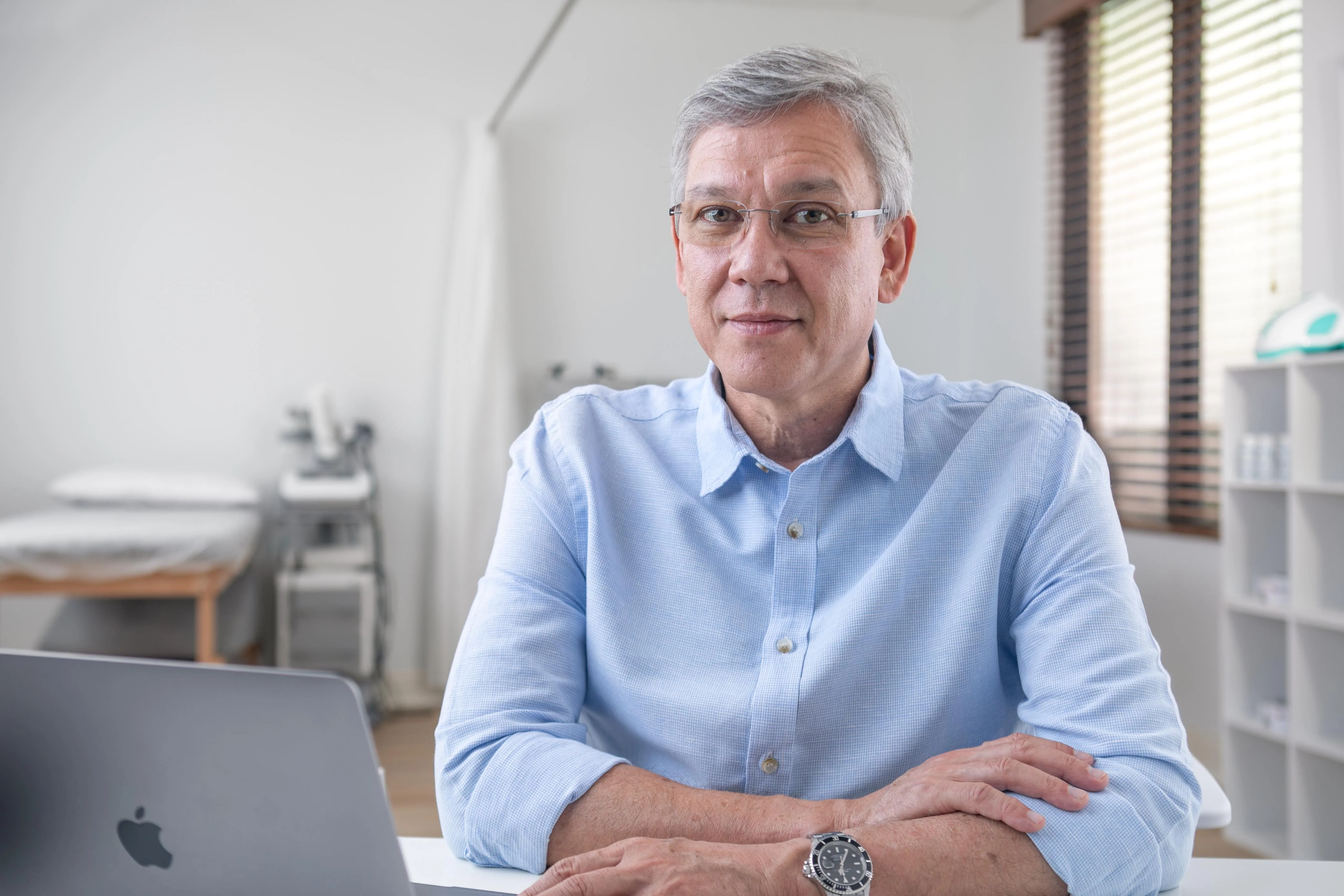 Dr. Afonso Salgado em consultório